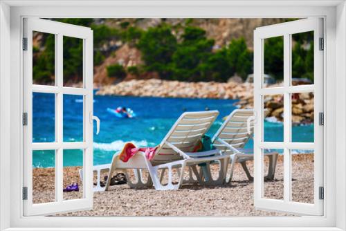 Fototapeta Naklejka Na Ścianę Okno 3D - Leżaki na słonecznej plaży nad błękitnym tropikalnym morzem. 