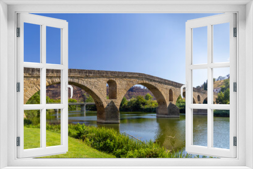Fototapeta Naklejka Na Ścianę Okno 3D - Romanesque bridge Puente la Reina, Gares, Navarre, Spain
