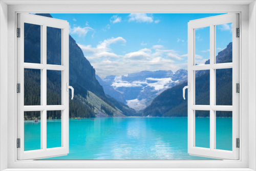 Fototapeta Naklejka Na Ścianę Okno 3D - Beautiful view of Lake Louise in Banff National Park in Canada