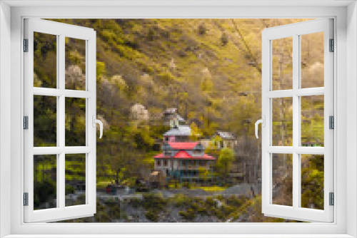 Fototapeta Naklejka Na Ścianę Okno 3D - Mountain house in kashmir valley with hill peaks.