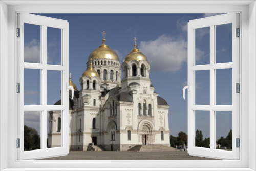 Fototapeta Naklejka Na Ścianę Okno 3D - In autumn, at the temple, a group of tourists, a guide.  He tells that the Cossacks built it many years ago, the domes glitter with gold and the monolithic walls glow yellow.