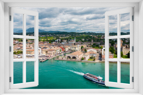 Fototapeta Naklejka Na Ścianę Okno 3D - Jezioro Garda, miasto Lazise we Włoszech. Lazise to malownicza i bardzo klimatyczna miejscowość, znajdująca się na wschodnim brzegu jeziora Garda.