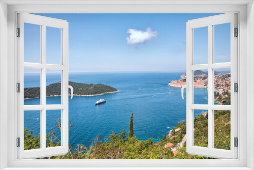 Fototapeta Naklejka Na Ścianę Okno 3D - Blick von einem Aussichtspunkt auf die Altstadt von Dubrovnik