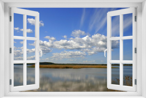 Fototapeta Naklejka Na Ścianę Okno 3D - Wyspa na jeziorze i majestatyczne chmury