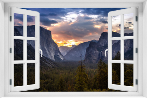 Fototapeta Naklejka Na Ścianę Okno 3D - The Sun Appears on Yosemite Valley, Yosemite National Park, California