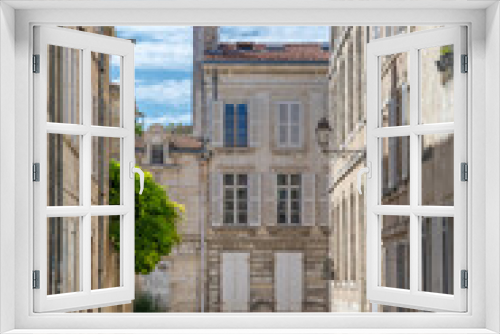 Fototapeta Naklejka Na Ścianę Okno 3D - Rue de La Rochelle et belles façades en pierre