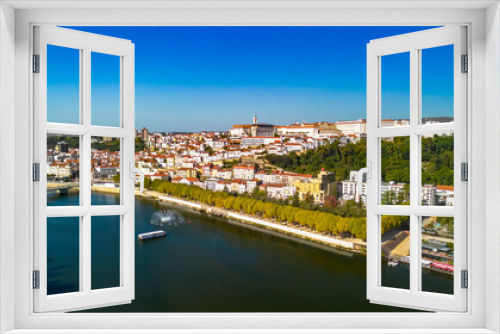 Fototapeta Naklejka Na Ścianę Okno 3D - Cidade de Coimbra e Universidade de Coimbra em vista aérea desde a margem esquerda do Mondego. 