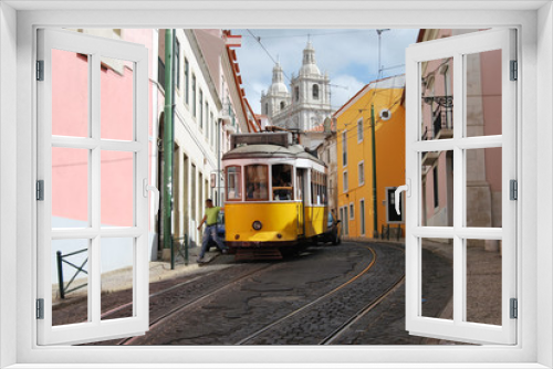 Fototapeta Naklejka Na Ścianę Okno 3D - Tramway dans le quartier de l'Alfama, Lisbonne, Portugal