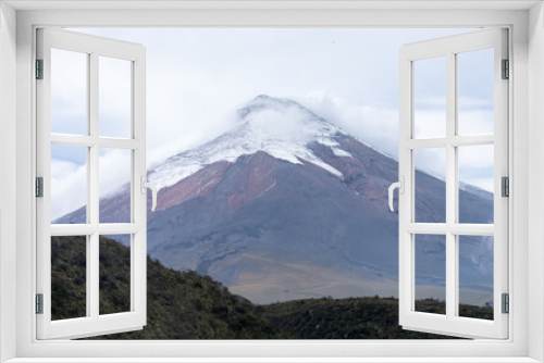 Fototapeta Naklejka Na Ścianę Okno 3D - Volcán Cotopaxi, situado en el Ecuador es uno de los volcanes más activos. Además,  es muy visitado por turistas nacionales y extranjeros, ideal para escalar.