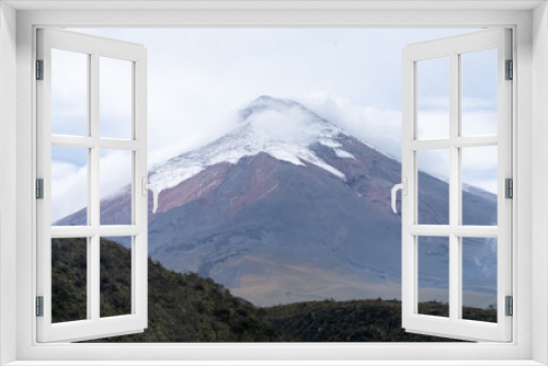 Volcán Cotopaxi, situado en el Ecuador es uno de los volcanes más activos. Además,  es muy visitado por turistas nacionales y extranjeros, ideal para escalar.