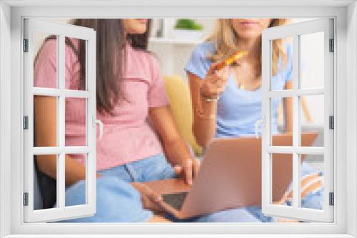 Students eating pizza while using laptop at home