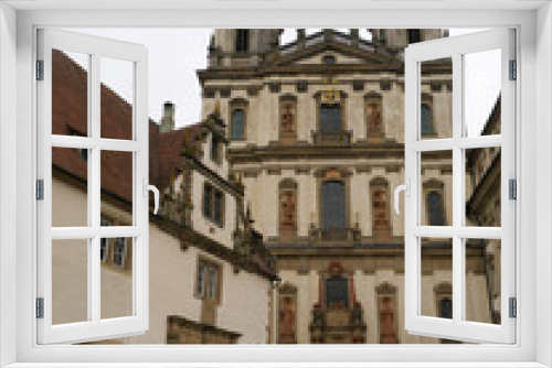 Blick auf Türme und Fassade der Kirche des Kloster Schöntal im Jagsttal mit Statuen