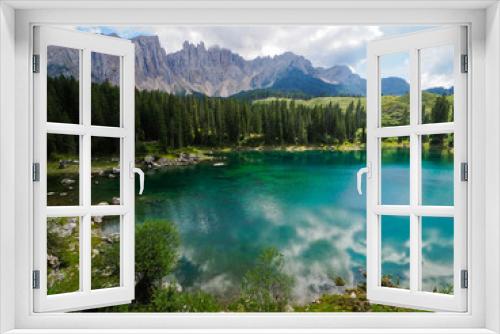 Fototapeta Naklejka Na Ścianę Okno 3D - Visita al lago Carezza, en las Dolomitas italianas, en los Alpes.
