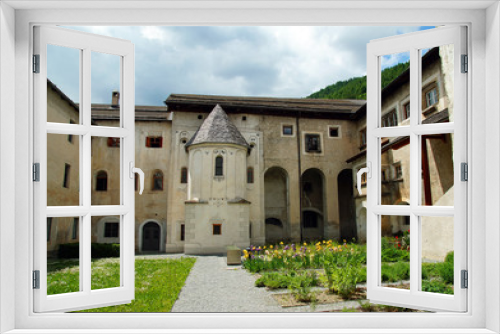 Fototapeta Naklejka Na Ścianę Okno 3D - Klosterinnenhof des Val Müstair