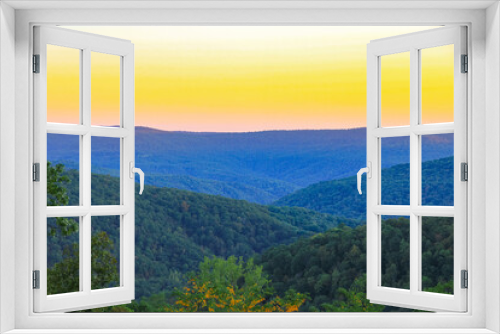 Fototapeta Naklejka Na Ścianę Okno 3D - A beautiful sunset over the mountains in Ponca, AR 