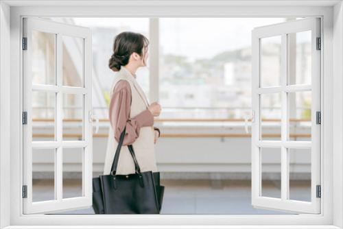 駅・空港を歩く若い女性・ビジネスウーマン
