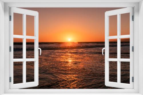 Fototapeta Naklejka Na Ścianę Okno 3D - Sunset into the Pacific Ocean from a west coast beach in Southern California