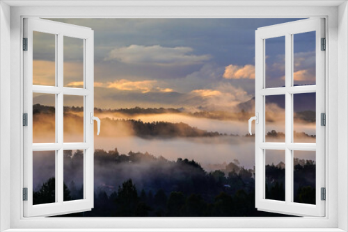 Fototapeta Naklejka Na Ścianę Okno 3D - misty mountain sunset