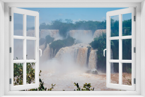 Fototapeta Naklejka Na Ścianę Okno 3D - Las Cataratas del Iguazu, en el límite entre Argentina y Brasil, se encuentran una de las Siete Maravillas Naturales del Mundo 