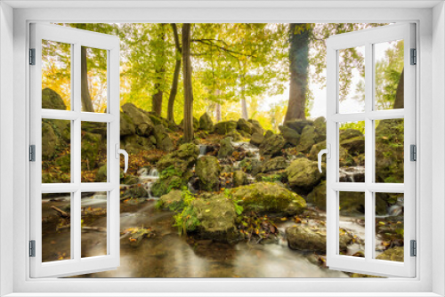 Fototapeta Naklejka Na Ścianę Okno 3D - kleiner Felsen-Wasserfall in herbstlichem Wald