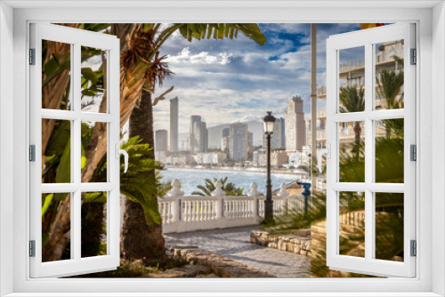 Fototapeta Naklejka Na Ścianę Okno 3D - Widok na plażę, hotele i morze śródziemne między palmami Hiszpańskiego miasta Benidorm na Costa Blanca