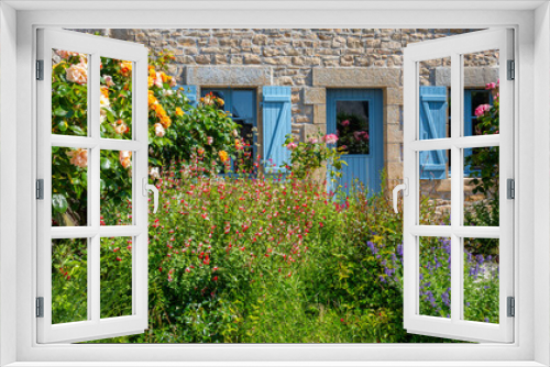 Fototapeta Naklejka Na Ścianę Okno 3D - Petit jardin fleuri au pied d'une charmante maison en Bretagne.