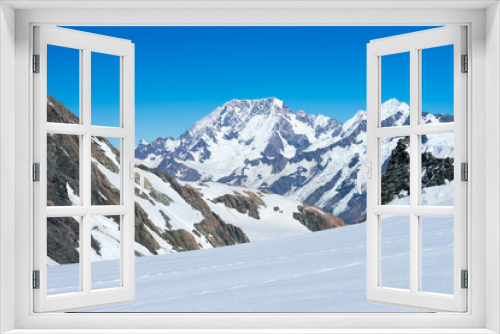 Fototapeta Naklejka Na Ścianę Okno 3D - Snowy mountains