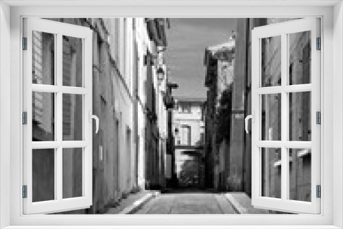 Fototapeta Naklejka Na Ścianę Okno 3D - Ruelle typique d'une petite ville du sud de la France dans un quartier populaire, en noir et blanc.