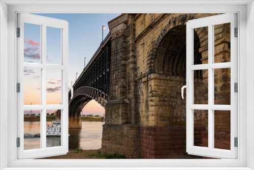 Fototapeta Naklejka Na Ścianę Okno 3D - Eads Bridge Crosses Mississippi River From St. Louis to East St. Louis