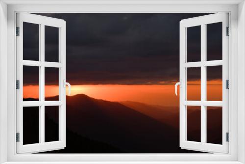 Fototapeta Naklejka Na Ścianę Okno 3D - 夕陽が山に沈む
