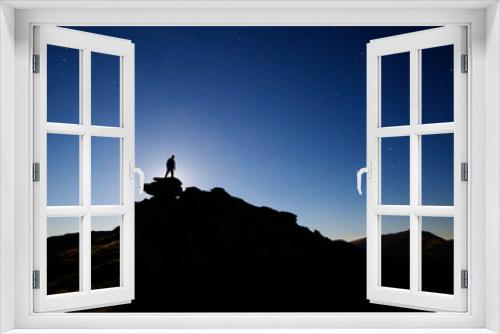 Fototapeta Naklejka Na Ścianę Okno 3D - Man stands on a rock