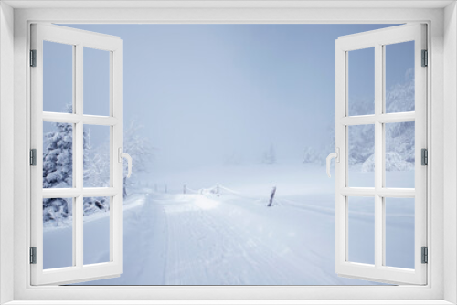 Fototapeta Naklejka Na Ścianę Okno 3D - Krajobraz zimowy w górach, białe zaśnieżone drzewa