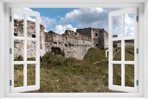 Fototapeta Naklejka Na Ścianę Okno 3D - Remains of an ancient fort on the Alta via del Sale in Italy