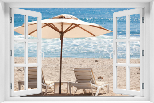 Fototapeta Naklejka Na Ścianę Okno 3D - parasol et lits de soleil sur plage de sable blanc