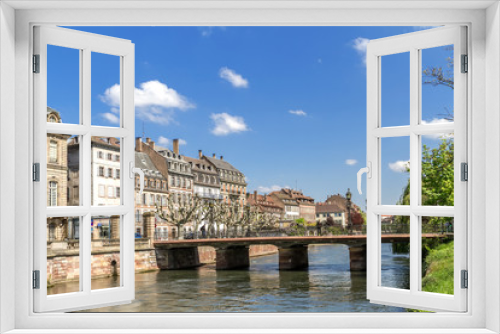 Fototapeta Naklejka Na Ścianę Okno 3D - Canal in Strasbourg city center, France, Alsace