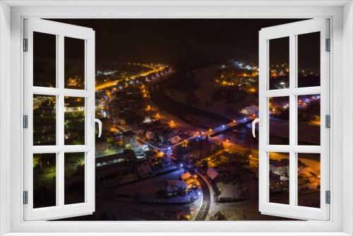 Fototapeta Naklejka Na Ścianę Okno 3D - Lot nad Muszyną nocą w zimie. Zimowy, nocny krajobraz.