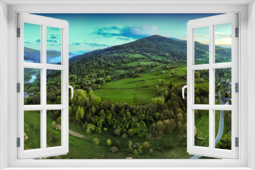 Fototapeta Naklejka Na Ścianę Okno 3D - Nad Leluchowem wiosną o poranku. Piękny krajobraz.