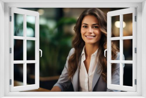 Bellissima donna manager sorridente con capelli lunghi in un moderno ufficio con abito elegante