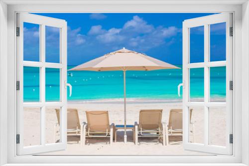 Fototapeta Naklejka Na Ścianę Okno 3D - White umbrellas and sunbeds at tropical beach
