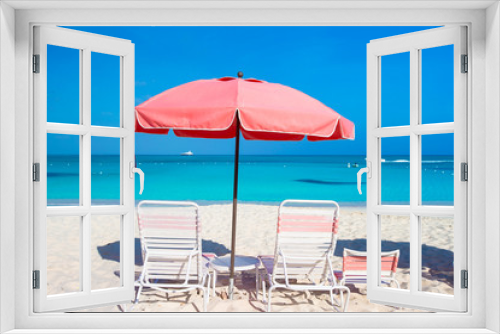 Fototapeta Naklejka Na Ścianę Okno 3D - Cute umbrellas and sunbeds at tropical beach