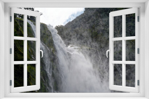 Fototapeta Naklejka Na Ścianę Okno 3D - Nahaufnahme des Wasserfalls Milford Sound, Kurzzeitbelichtung 