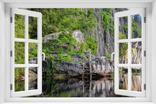 Fototapeta Naklejka Na Ścianę Okno 3D - Mágico paisaje tropical de ensueño con formaciones rocosas de estilo tsingy en un lago de Tailandia.