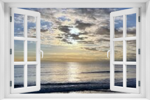 Fototapeta Naklejka Na Ścianę Okno 3D - 美しい海岸の夕焼け、光る海と沈む太陽、光る海と青い空の太陽、銀色の海と青い空、夕暮れ時の海の風景