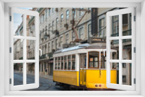 Fototapeta Naklejka Na Ścianę Okno 3D - Yellow tramway in Lisbon