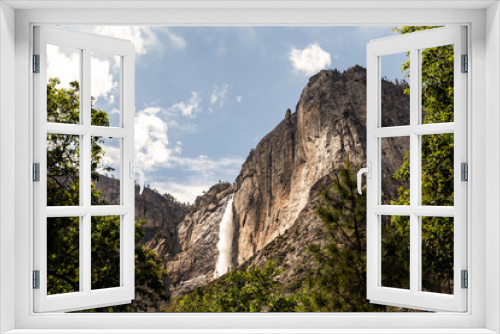 Fototapeta Naklejka Na Ścianę Okno 3D - Gazing up at Yosemite fall at Yosemite National Park