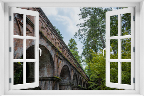 Fototapeta Naklejka Na Ścianę Okno 3D - 南禅寺の古びた水路閣と緑の対話