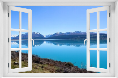 Fototapeta Naklejka Na Ścianę Okno 3D - New zealand mirror lake blue and mountains in the back brown in the front