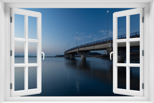 Fototapeta Naklejka Na Ścianę Okno 3D - 夜明け前の海と橋