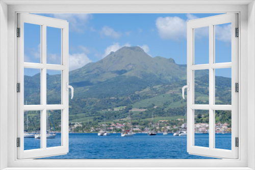 Fototapeta Naklejka Na Ścianę Okno 3D - Ville de Saint Pierre et le mont Pelé sans nuage dans le nord de l'île de La Martinique, Antilles Françaises.	