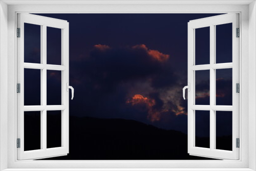 Fototapeta Naklejka Na Ścianę Okno 3D - tramonto nuvoloso con cielo colorato e magico di inverno, alberi secchi, Torriglia, liguria